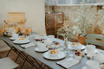 Petit déjeuner continental en terrasse