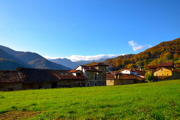 Pequeño pueblo en la montaña