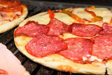 Pizza tipo calabresa a la parrilla