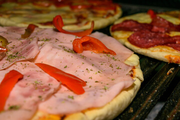 Pizza de jamón y morrones a la parrilla