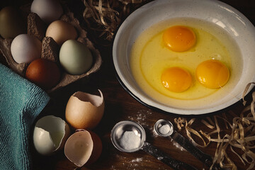 Huevos orgánicos desayuno saludable libre pastoreo proteína yema cruda cascarón ingredientes repostería