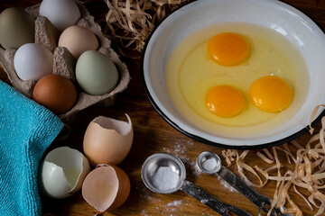 Huevos orgánicos desayuno saludable libre pastoreo proteína yema cruda cascarón ingredientes repostería