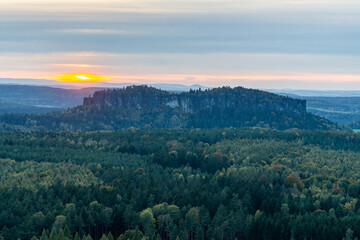 Fototapeta na wymiar Sonnenuntergang in der Sächsischen Schweiz mit Blick vom Ghorisch