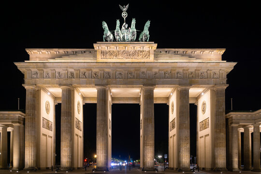 Brandenburger Tor in Berlin bei Nacht als Langzeitaufnahme und beleuchtet