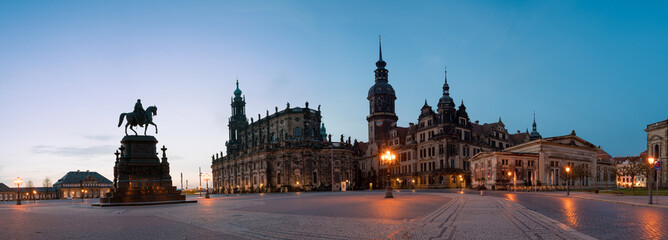 Fototapeta na wymiar Night panorama of the square with the theater in Dresden