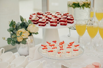 Obraz na płótnie Canvas wedding cake and flowers