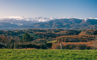Naklejka premium Paysage d'Ariège en automne avec les Pyrénées en arrière-plan 