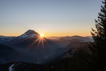 Fototapeta na wymiar the sun is setting over the Austrian alps
