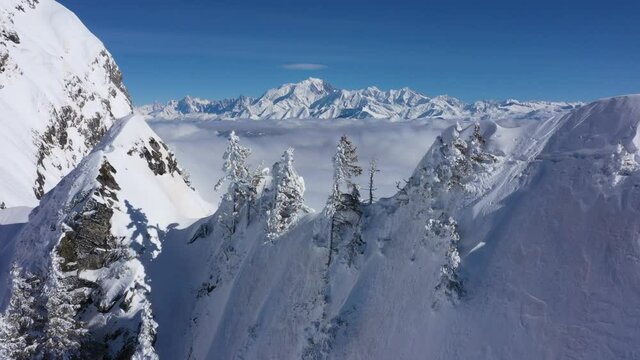 Vue aérienne par drone dans le Massif des Aravis dans un décor d'hiver, Haute Savoie, France 