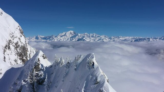 Vue aérienne par drone dans le Massif des Aravis dans un décor d'hiver, Haute Savoie, France 