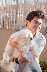 HOMBRE JOVEN  RETRATANDOSÉ CON SU MASCOTA