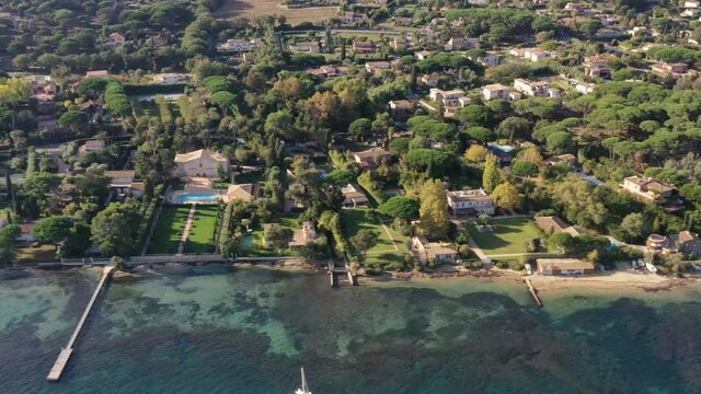 survol de Saint-Tropez sur la french Riviera dans le Var, sud de la France
