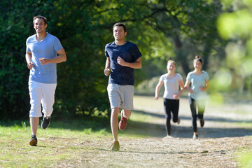 Obraz premium people are running in the forest