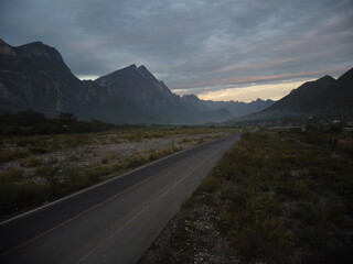 carretera y montañas