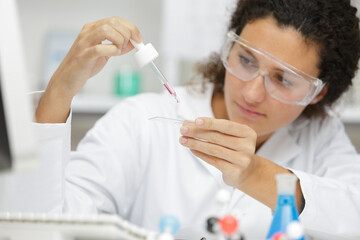 donna in laboratorio ricerca o analisi chimica e scienza
