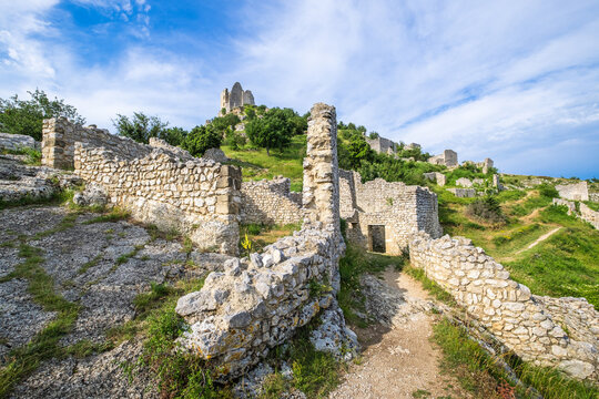 France, Ardèche (07), les ruines du château de Crussol.