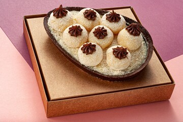 Óvos de Colher recheados de chocolate com cobertura. Páscoa doce