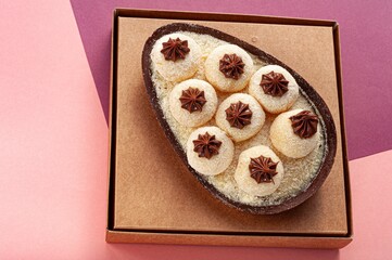 Óvos de Colher recheados de chocolate com cobertura. Páscoa doce