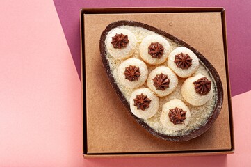 Óvos de Colher recheados de chocolate com cobertura. Páscoa doce