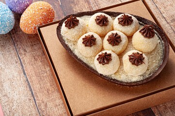 Óvos de Colher recheados de chocolate com cobertura. Páscoa doce