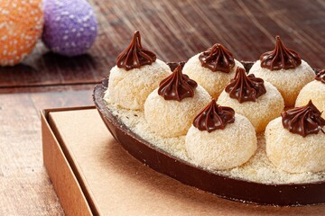 Óvos de Colher recheados de chocolate com cobertura. Páscoa doce