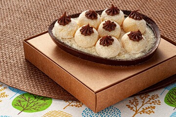 Óvos de Colher recheados de chocolate com cobertura. Páscoa doce
