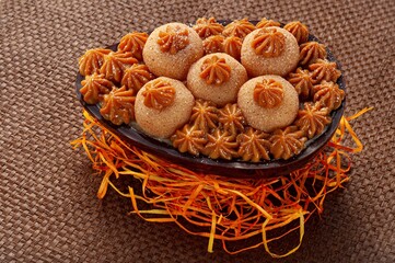 Óvos de Colher recheados de chocolate com cobertura. Páscoa doce