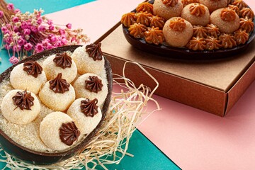 Óvos de Colher recheados de chocolate com cobertura. Páscoa doce