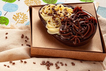 Ovos de colher decorados de chocolate com fundo colorido, páscoa e doces