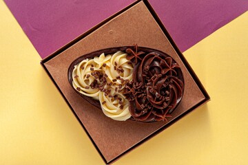 Ovos de colher decorados de chocolate com fundo colorido, páscoa e doces