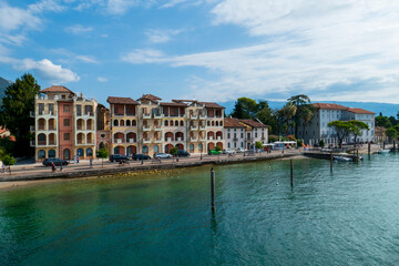 Obraz premium Bunte Häuser an der Ufer Promenade in Maderno am Gardasee