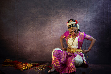 Bharatanatyam dancer wearing kamarband