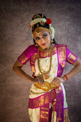 Bharatanatyam dancer wearing kamarband