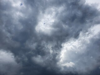 Fototapeta Widok na chmury  na niebie koloru niebieskiego ze słońcem. obraz