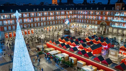 Papier Peint photo Madrid Stalls of the Christmas Market in the Plaza Mayor of the city of Madrid, with Christmas lighting