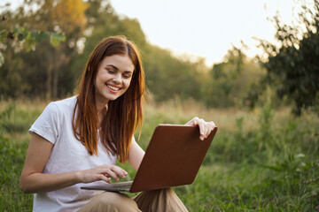 Obraz premium cheerful woman outdoors laptops communication internet recreation