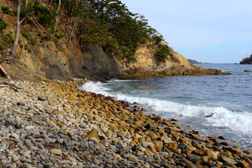 砂利だけの浜。海岸の風景。気仙沼大島の石取浜。日本宮城県気仙沼市。