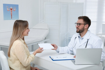 Obraz premium Young woman having appointment with gynecologist in clinic