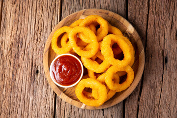 Crispy onion rings with ketchup.