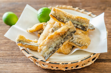 籠に揚げたて秋刀魚の竜田揚げ
