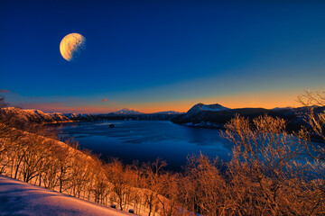 厳冬期の摩周湖の朝