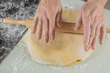 Obraz premium A man sculpts homemade meat dumplings, russian pelmeni.