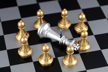 Chess game hints that the business war is under siege, thinking about a way out