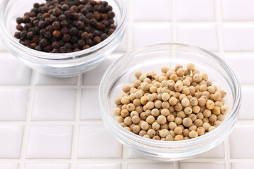 ホワイトペッパーとブラックペッパー