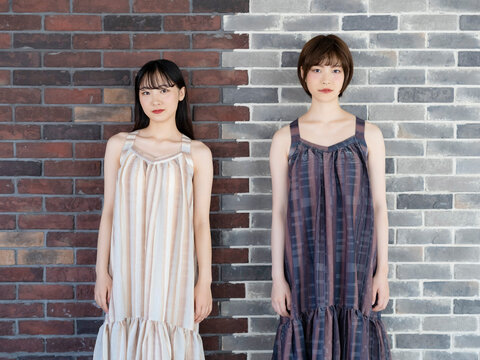 ワンピースを着た二人の女性　ファッションイメージ