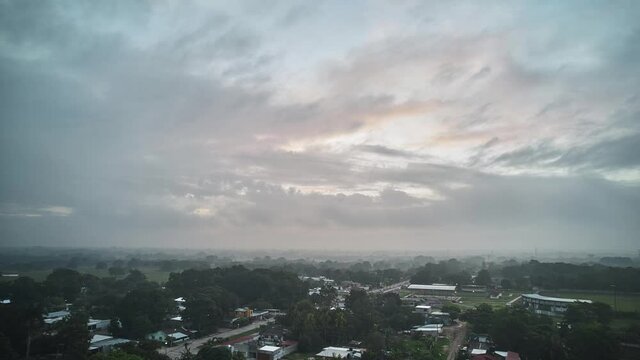 Timelapse hacia atras amanecer colorido con nubes que se tornan rosa a 24fps