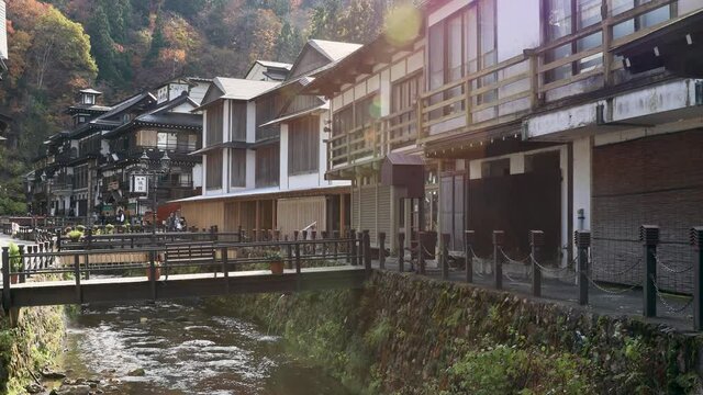 秋の銀山温泉　左に水平移動