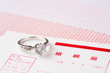 婚姻届と結婚指輪