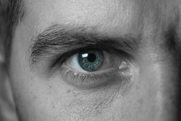 ojo azul mirando fijamente