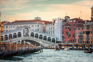 Fototapeta na wymiar Ponte di Rialto (Rialto Bridge) in Venezia, Veneto, Italy.